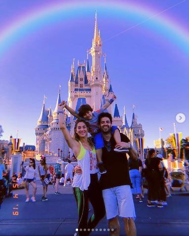 Jimena Barón junto a su hijo Morrison Osvaldo y a su pareja Mauro Caiazza en Disney