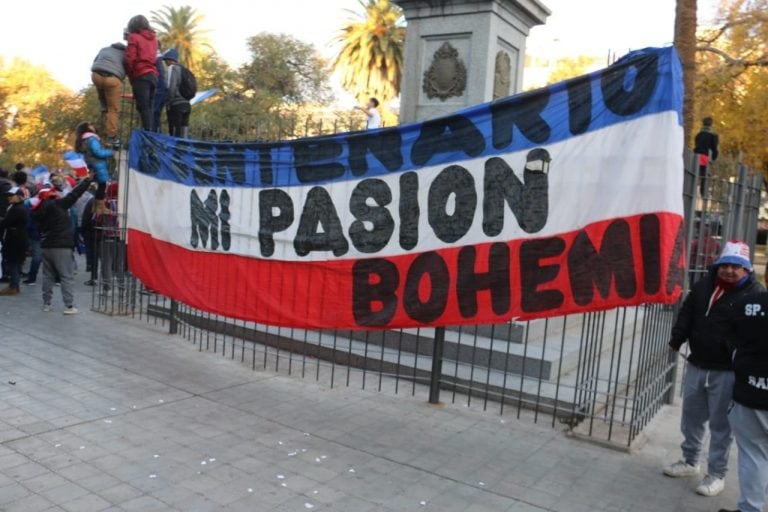 Los hinchas de Peñarol coparon la plaza.