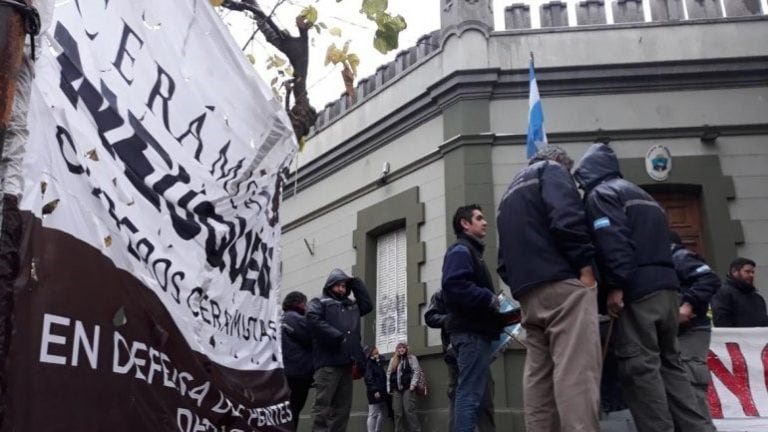 Neuquén. Ceramistas manifiestan frente a casa de Gobierno.