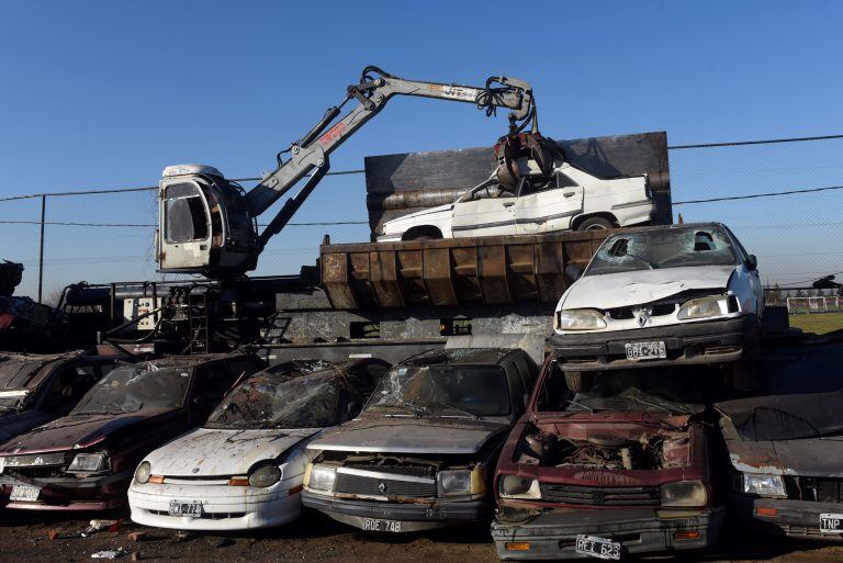 Iniciaron la compactación de autos y motos abandonadas (Municipalidad de Rosario)