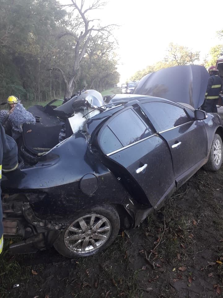 Estado del automóvil que colisionó contra el árbol.