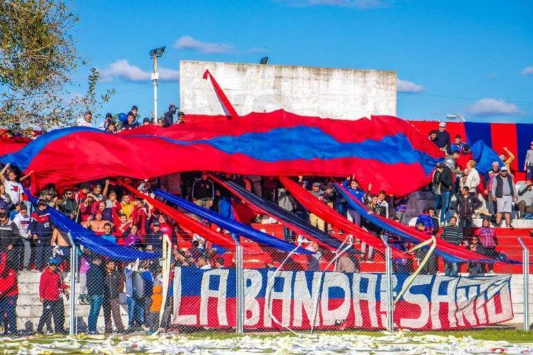 La hinchada de los Turcos es numerosa