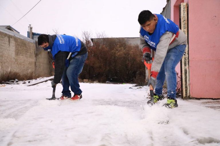 Limpieza por el Municipio de  nieve y hielo en Río Grande TDF