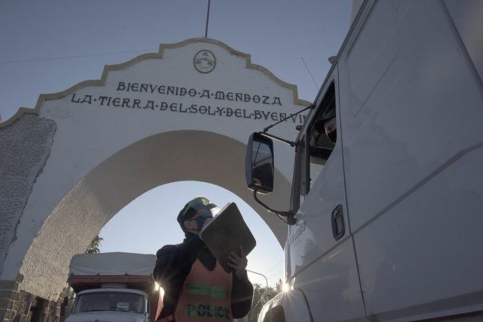 Camioneros aseguran que en Desaguadero los controles no son estrictos.