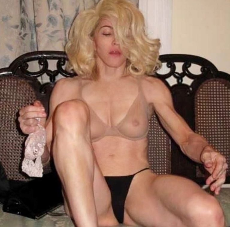 Madonna posteó esta foto donde aparece sentada posando con un corpiño transparente en tono nude y una tanga negra.