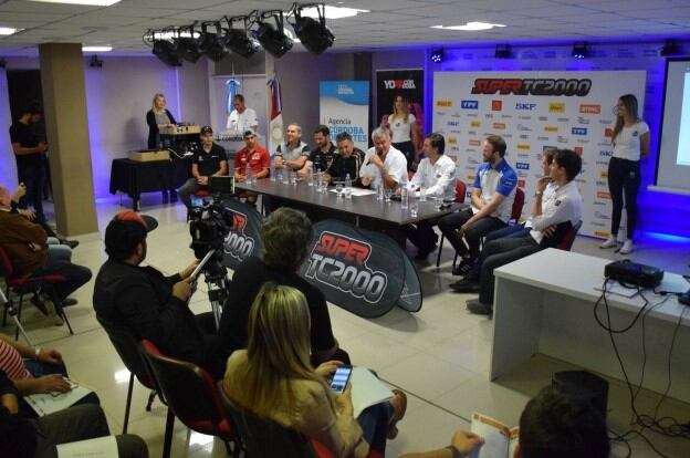 La presentación se realizó en la sala de conferencia del Kempes.