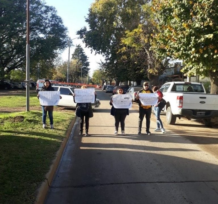 Un grupo de vecinos protestó ante la llegada de Mauricio Macri a Tolosa (0221)-