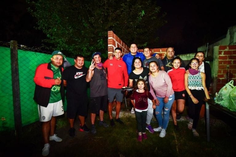 Marcos Rojo junto a familiares y amigos en la olla popular que organizaron en el barrio de su infancia. (El Día La Plata. Dolores Ripoll)