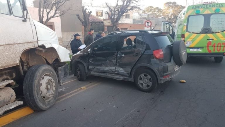 Un herido tras un choque entre un camión y un auto