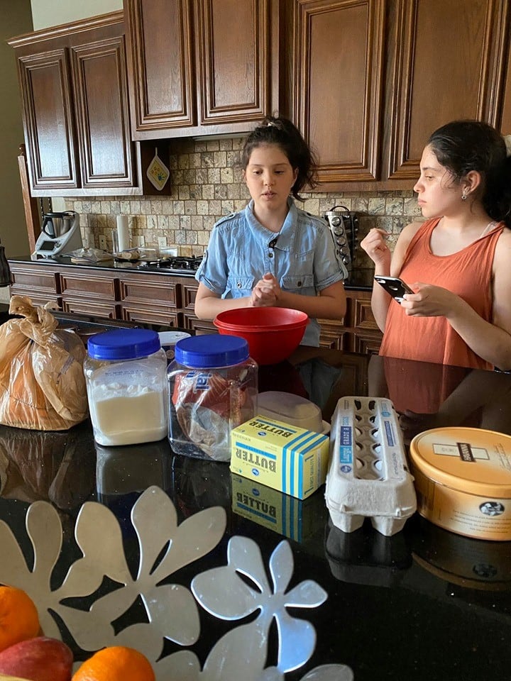 Las nenas por hacer galletitas de una receta del teléfono, contó Paola