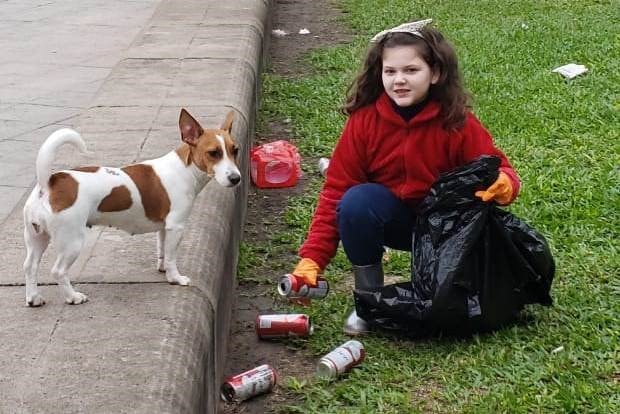 Todos los domingos va a jugar a la plaza con su perrita.