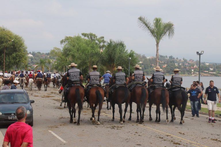 Más de 700 jinetes y 400 caminantes iniciaron formalmente la procesión. (Foto: Municipal).