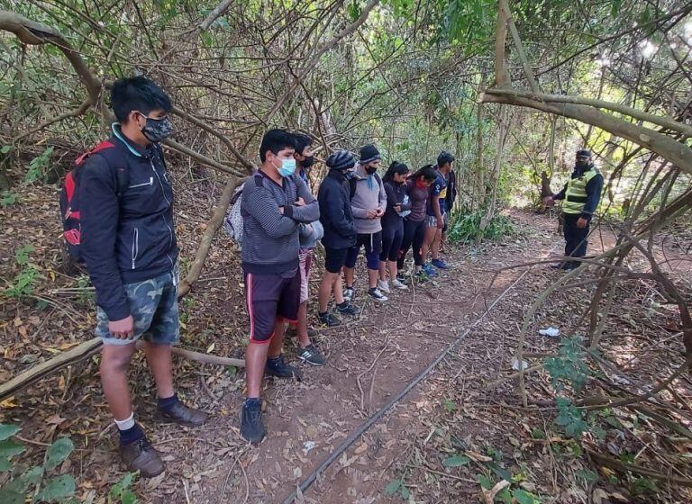 Detectaron a más de 30 bolivianos ingresando al país por un paso clandestino. (Policía de Salta)