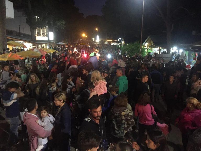 Peatonal colmada en Pehuen Co