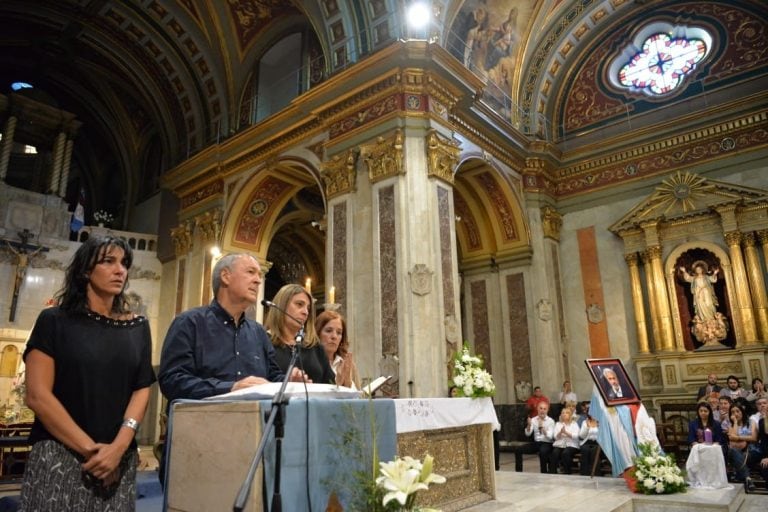 Natalia De la Sota y Juan Schiaretti, en la misa en Santa Domingo junto a dirigentes del PJ y militantes.