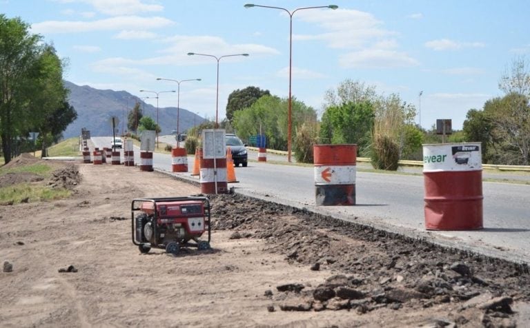 La calle ya estaba trazada por los conductores de los autos que, sin importarles su seguridad, preferían ahorrar tiempo y bajar por una entrada que aún no existía.