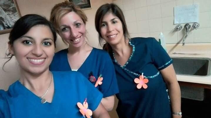 Elba Mansilla, primera en la fila junto a compañeras de trabajo