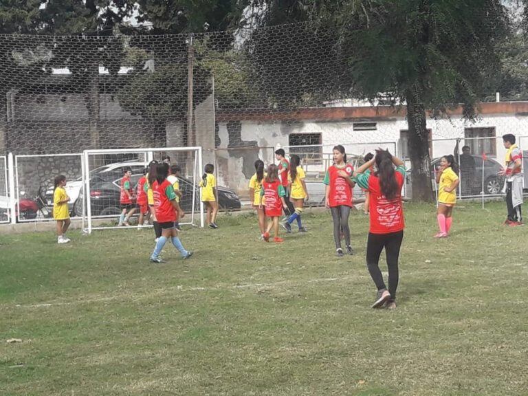 Escuela de fútbol de Villa Allende sorprendidos por la visita de los jugadores de River Plate.