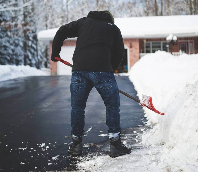 Delincuente accedió pagar su pena barriendo la nieve de la vereda de su víctima (web)