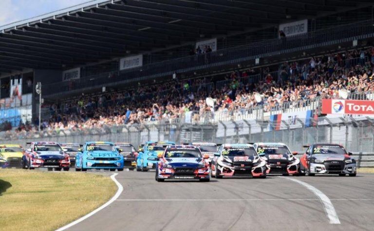 Largada de la Carrera 1. Michelisz (a la izquierda) supera a Guerrieri, que había largado desde la pole. Girolami intenta mantenerse entre los de adelante. Al final, los dos argentinos celebrarían en el podio.