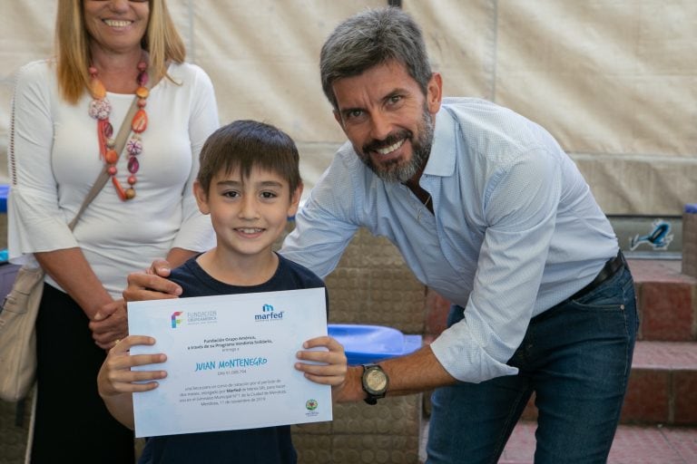 El electo intendente de Ciudad, Ulpiano Suarez, en la entrega de becas.