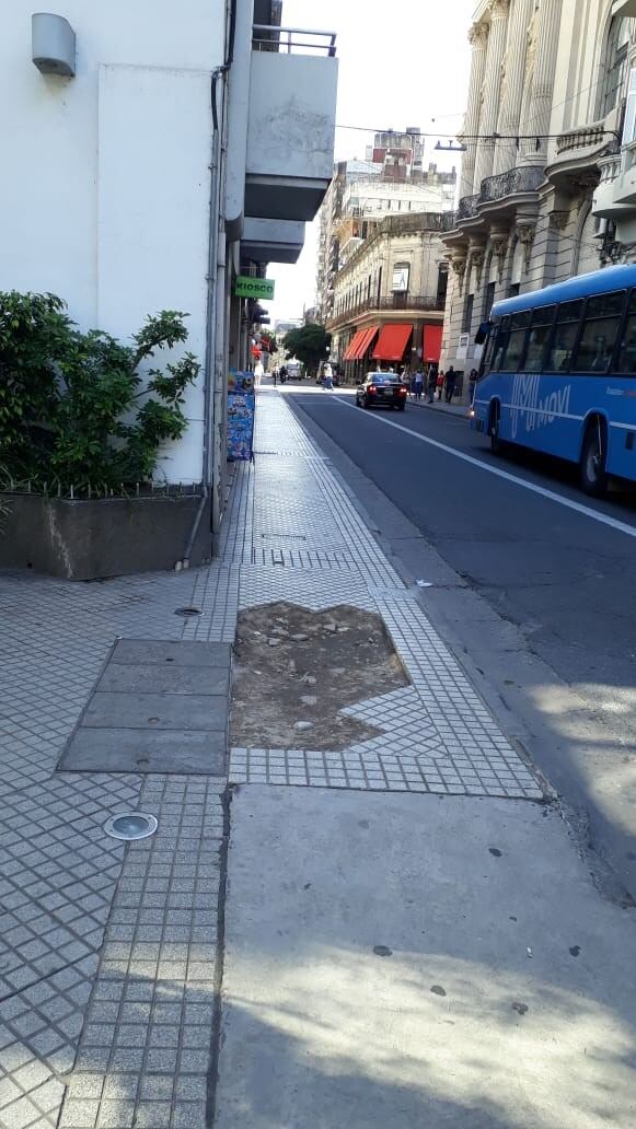 Las nuevas veredas del centro ya están rotas