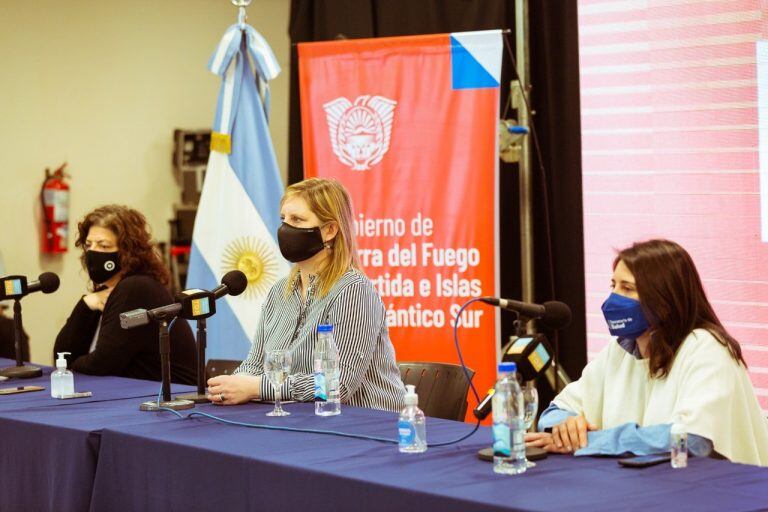 La Secretaria de Acceso a la Salud del Ministerio de Salud de la Nación, Carla Vizzotti, quien compartió este domingo una conferencia de prensa en el Centro Cultural Yaganes.