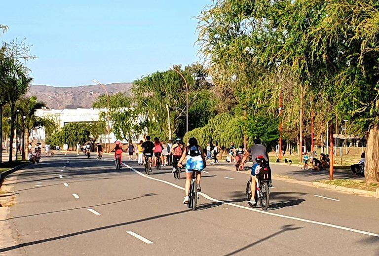 Personas de todas las edades se dieron cita esta tarde en la costanera carlospacense. (Foto: VíaCarlosPaz).