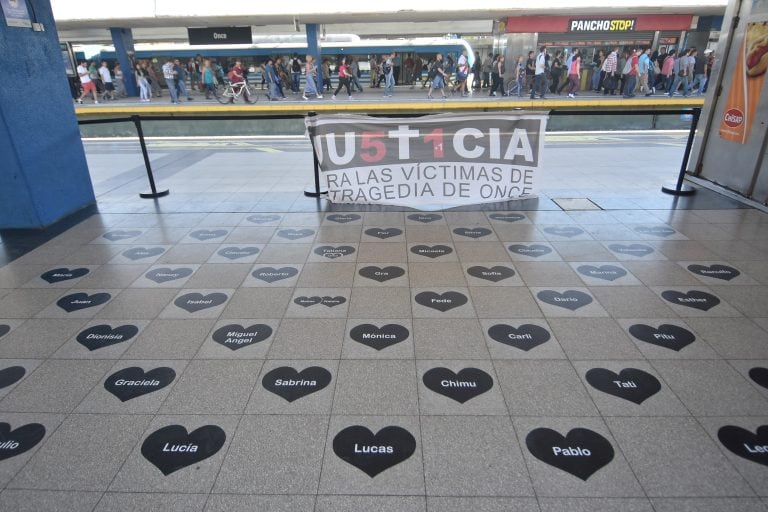 DYN11, BUENOS AIRES, 22/02/2017, FAMILIARES Y AMIGOS DE LAS VICTIMAS DE LA TRAGEDIA DE ONCE, DURANTE EL HOMENAJE, ESTA MAÑANA, EN LA TERMINAL FERROVIARIA AL CUMPLIRSE CINCO AÑOS. FOTO:DYN/LUCIANO THIEBERGER.