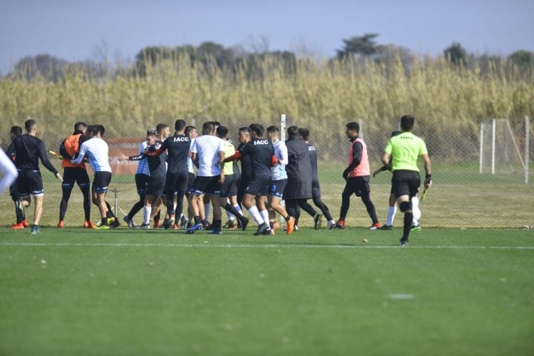 El empate entre Belgrano e Instituto en la previa de la pretemporada con algunos jugadores a las piñas.