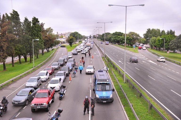 Caos de tránsito en los accesos habilitados a la ciudad de Buenos Aires, en plena cuarentena por el coronavirus. (Clarín)