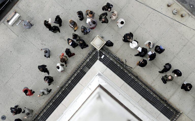 Personas hacen cola para entrar en la Feria Estatal de Trabajo, en Brooklyn, Nueva York, Estados Unidos, en abril (EFE/Justin lANE)