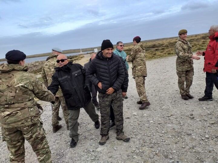 Escobedo junto a varios ex combatientes llegaron a las Islas para homenajear a los caídos en la guerra.