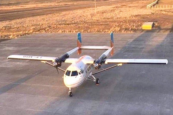 Avión Arava en plataforma.