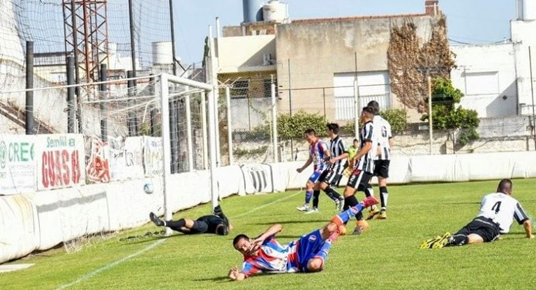 Desde el piso Brian sabe que fue gol, no ve pero escucha el grito tricolor.