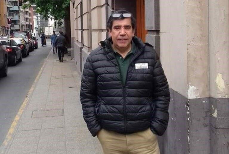 El profesor acusado se llama Roberto Suizer  y trabaja en seis escuelas distintas.