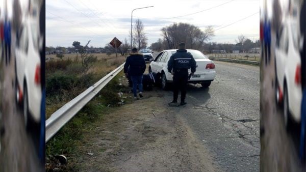 La moto quedó debajo del Volkswagen Bora. Foto. Policía de San Luis.