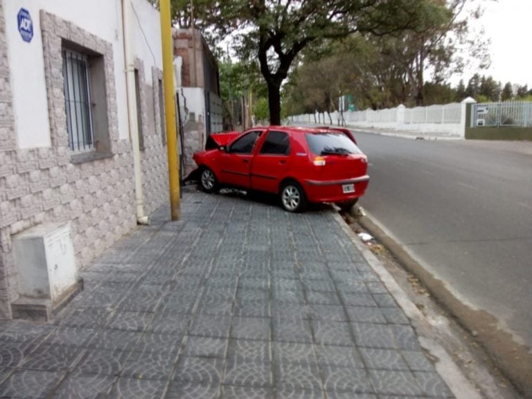 Se estrelló contra una casa, frente a la Jefatura de Policía de San Luis.