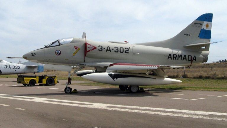 Durante los enfrentamientos con Sea Harriers, el Teniente de Fragata Marcelo Gustavo Márquez, ofrendó su vida por la Patria.