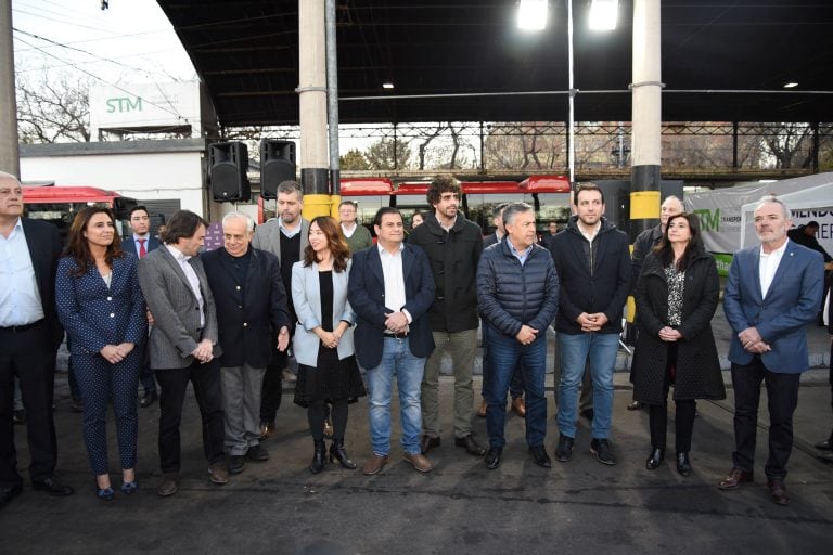 Cornejo presentó los nuevos colectivos eléctricos para el transporte público de Mendoza.