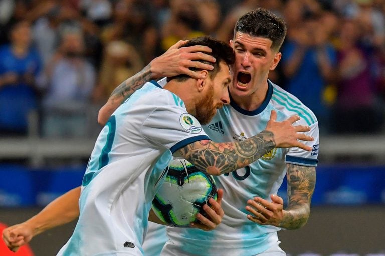 Lionel Messi y Rodrigo De Paul festejan el único gol argentino hasta el momento. (Foto: Luis Aacosta/AFP)