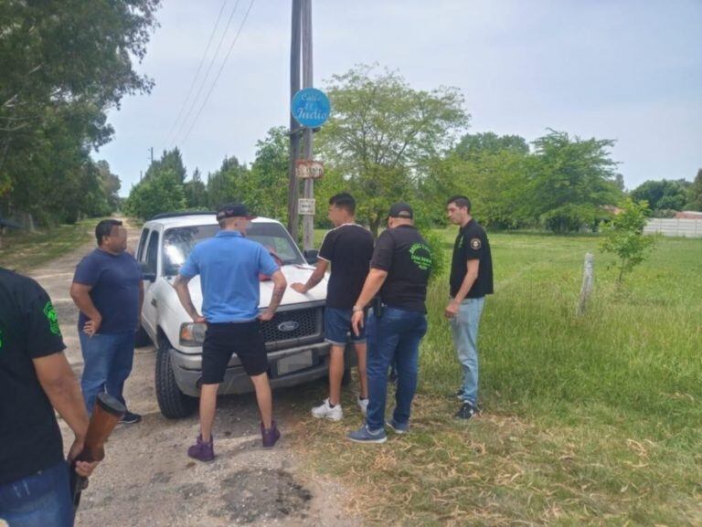 Quedaron detenidos tres hombres y una mujer, todos mayores de edad (web).