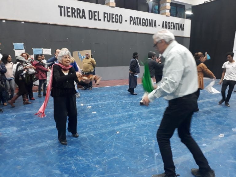 Norma baila para transmitir la cultura de generación en generación