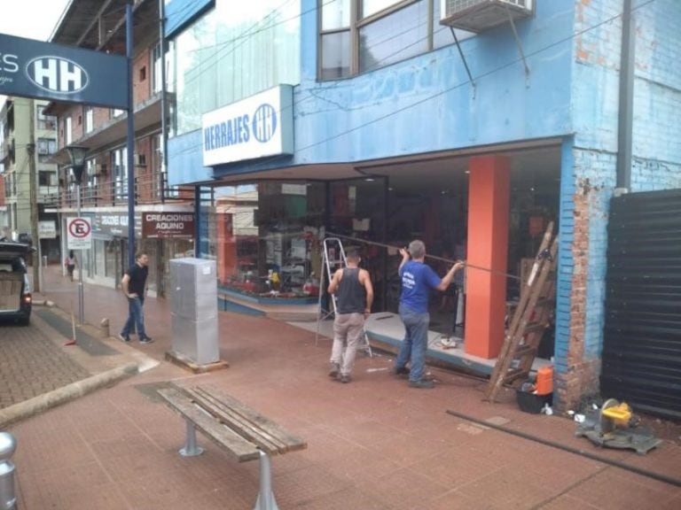 Por la tormenta reventó la vidriera de un local comercial de Eldorado. El único afectado.