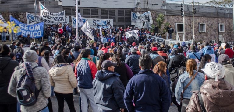 Trabajadores municipales jujeños acompañados por dirigentes de todo el país concurrieron a la Legislatura para ingresar un anteproyecto de ley redactado por el SEOM Jujuy.