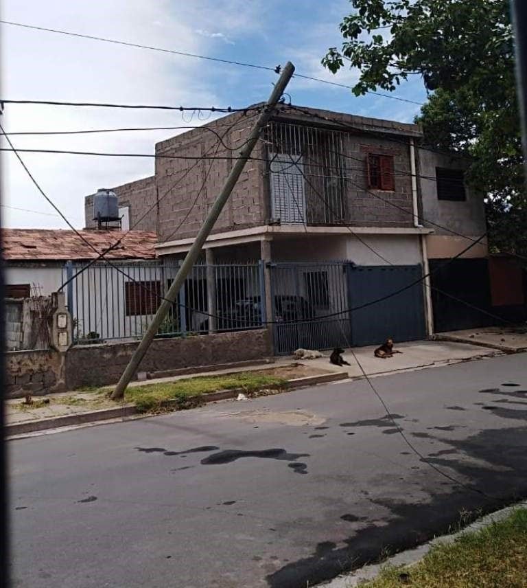 En Catamarca, los fuertes vientos y la lluvia provocó la caída de árboles y voladura de techos