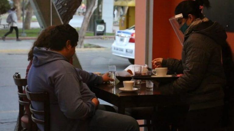 Los bares, cafés y restaurantes ya pueden abrir al público en San Juan.