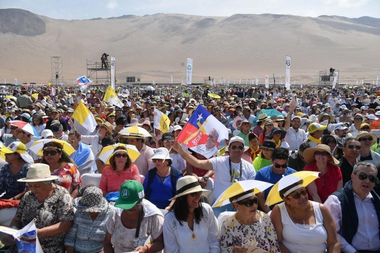 IQU12. IQUIQUE (CHILE), 18/01/2018.- Un policía monta guardia mientras una multitud de fieles celebra la llegada del papa Francisco antes de la misa multitudinaria oficiada en Lobito Campos. Iquique (Chile) hoy, 18 de enero de 2018. EFE/ Luca Zennaro