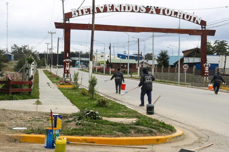 El ingreso a la ciudad, forma parta de una postal con marca registrada, debido a su cartel y figuras Selk'nam.