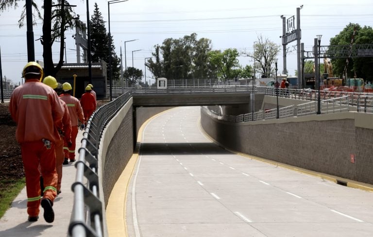 Obra del paso bajo nivel: Habilitan la rampa de Avenida 32 para el cruce de vehículos (Municipalidad de La Plata)